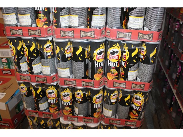 Vijftien dozen pringles hot cheese. 135 bussen. tht 1-26. - afbeelding 1 van  2