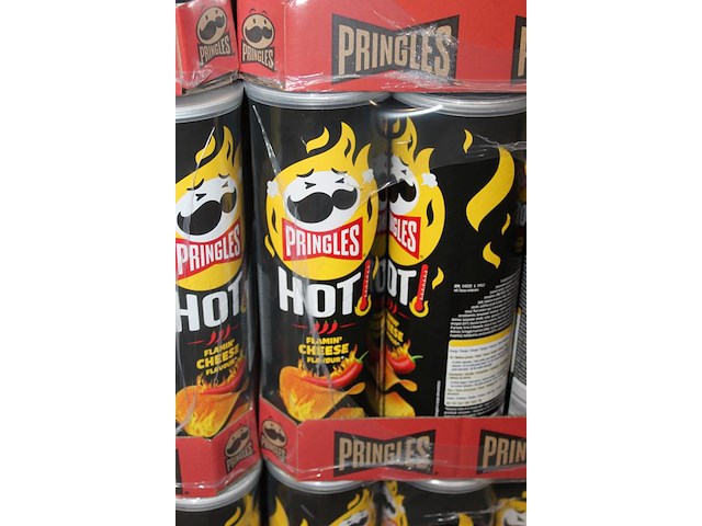 Vijftien dozen pringles hot cheese. 135 bussen. tht 1-26. - afbeelding 2 van  2