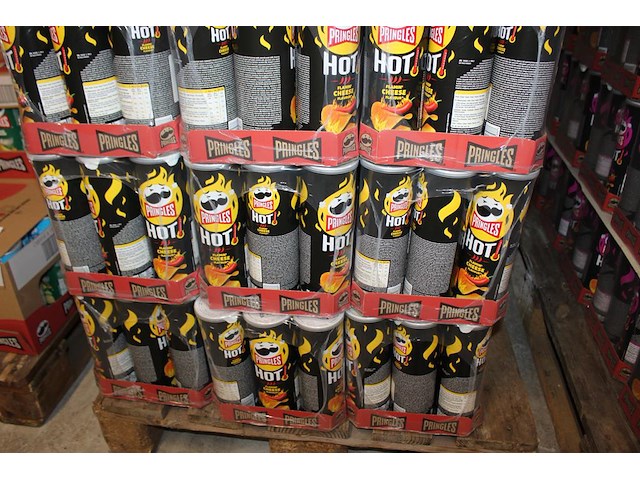 Vijftien dozen pringles hot cheese. 135 bussen. tht 1-26. - afbeelding 1 van  2
