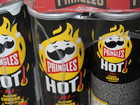 Vijftien dozen pringles hot cheese. 135 bussen. tht 1-26. - afbeelding 2 van  2