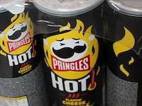 Vijftien dozen pringles hot cheese. 135 bussen. tht 1-26. - afbeelding 2 van  2