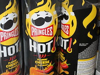 Vijftien dozen pringles hot cheese. 135 bussen. tht 1-26 - afbeelding 2 van  2