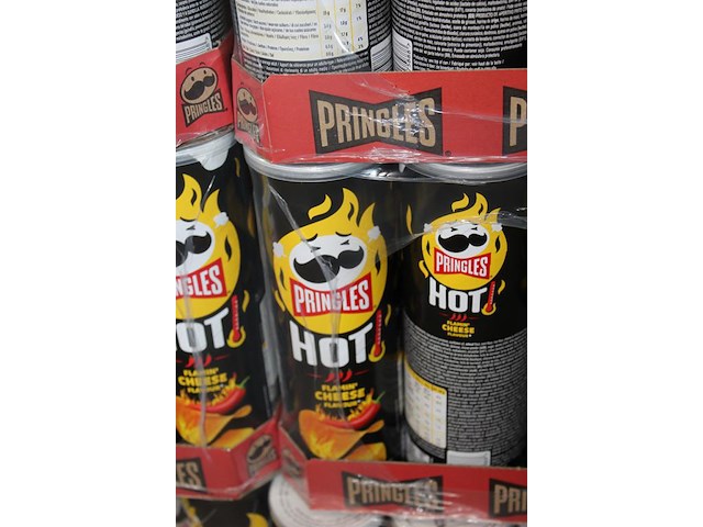 Vijftien dozen pringles hot cheese. 135 bussen. tht 1-26 - afbeelding 2 van  2