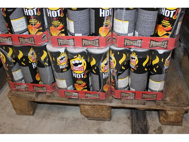 Vijftien dozen pringles hot cheese. 135 bussen. tht 1-26 - afbeelding 1 van  2