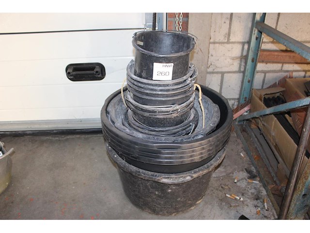 Vijftien emmers en cementkuipen. - afbeelding 1 van  1