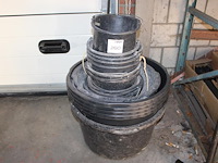 Vijftien emmers en cementkuipen. - afbeelding 1 van  1