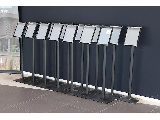 Vijftien informatiezuilen met a4 kliklijst. hoogte 120 cm. totaal 15 stuks. - afbeelding 1 van  3