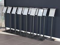 Vijftien informatiezuilen met a4 kliklijst. hoogte 120 cm. totaal 15 stuks.