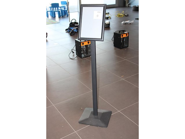 Vijftien informatiezuilen met a4 kliklijst. hoogte 120 cm. totaal 15 stuks. - afbeelding 2 van  3