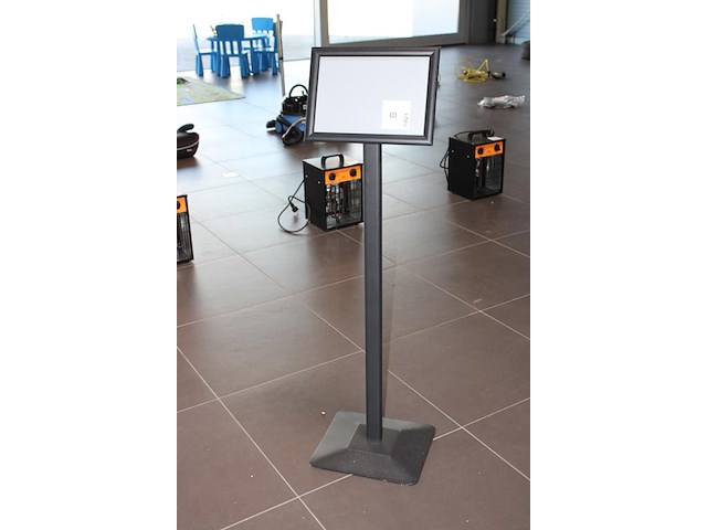 Vijftien informatiezuilen met a4 kliklijst. hoogte 120 cm. totaal 15 stuks. - afbeelding 3 van  3