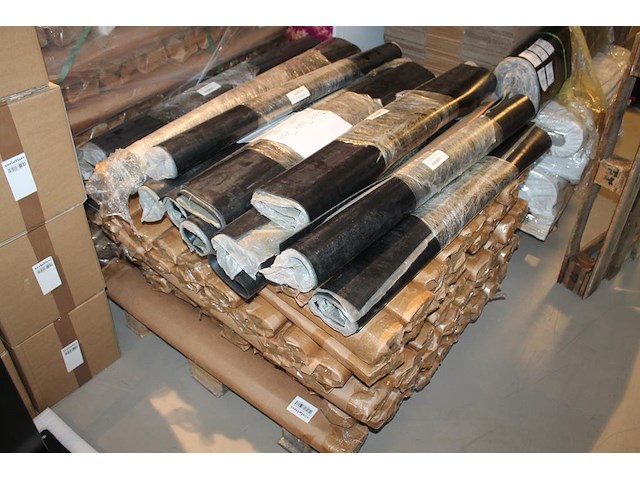 Vijftig rubber beschermingsmatten t.b.v. laadkabel. afmeting 1 x 1 m. worden voor de hand uitgegeven vanaf ... - afbeelding 1 van  3