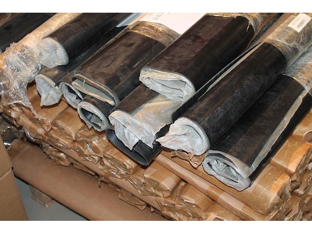 Vijftig rubber beschermingsmatten t.b.v. laadkabel. afmeting 1 x 1 m. worden voor de hand uitgegeven vanaf ... - afbeelding 2 van  3