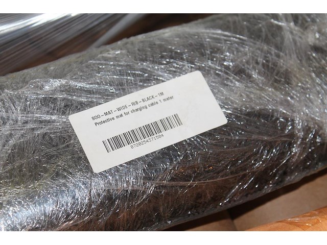 Vijftig rubber beschermingsmatten t.b.v. laadkabel. afmeting 1 x 1 m. worden voor de hand uitgegeven vanaf ... - afbeelding 3 van  3