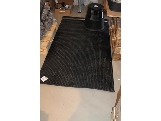 Vijftig rubber beschermingsmatten t.b.v. laadkabel. afmeting 1 x 2 m. worden voor de hand uitgegeven vanaf ... - afbeelding 3 van  3