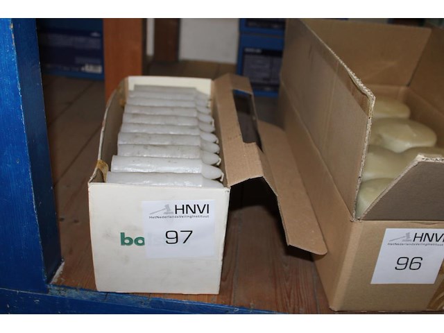 Vijftig windlicht kaarsen bolsius. lengte 12 cm. - afbeelding 1 van  2