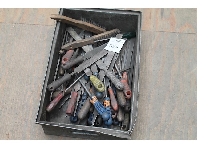 Vijlen in metalen kist. - afbeelding 1 van  3
