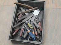 Vijlen in metalen kist. - afbeelding 1 van  3