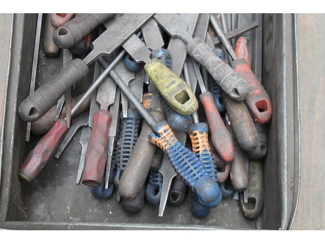 Vijlen in metalen kist. - afbeelding 2 van  3