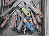 Vijlen in metalen kist. - afbeelding 2 van  3