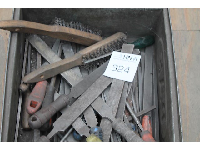 Vijlen in metalen kist. - afbeelding 3 van  3