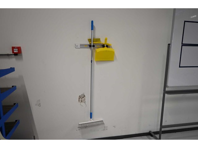 Vikan hygiene wandhouder inclusief vikan schoonmaak producten - afbeelding 1 van  3