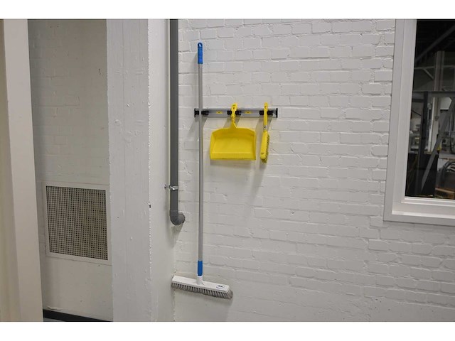 Vikan hygiene wandhouder inclusief vikan schoonmaak producten - afbeelding 1 van  3