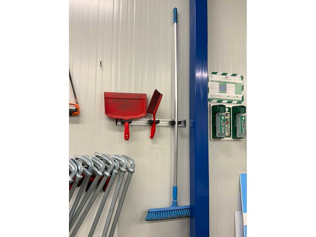 Vikan hygiene wandhouder inclusief vikan schoonmaak producten - afbeelding 3 van  5