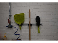 Vikan hygiene wandhouder inclusief vikan/manutan schoonmaak producten - afbeelding 1 van  2