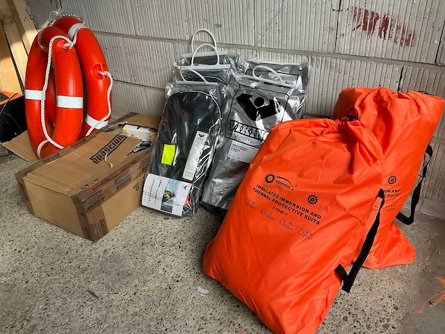 Viking solas reddingsvesten (6x) incl. spasciani ademluchtset en immersion suit (2x) - afbeelding 6 van  15