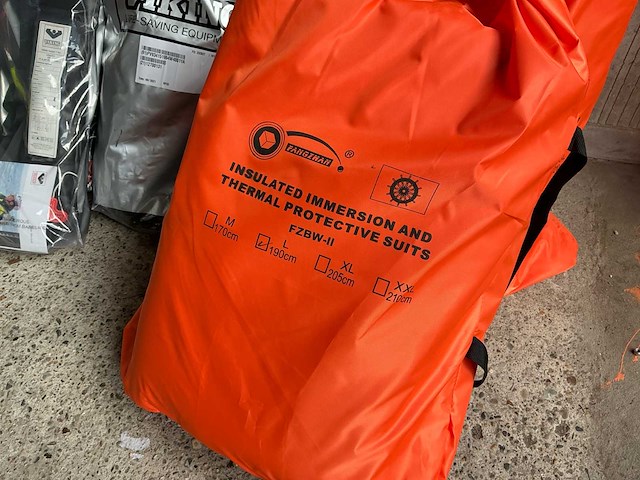 Viking solas reddingsvesten (6x) incl. spasciani ademluchtset en immersion suit (2x) - afbeelding 7 van  15
