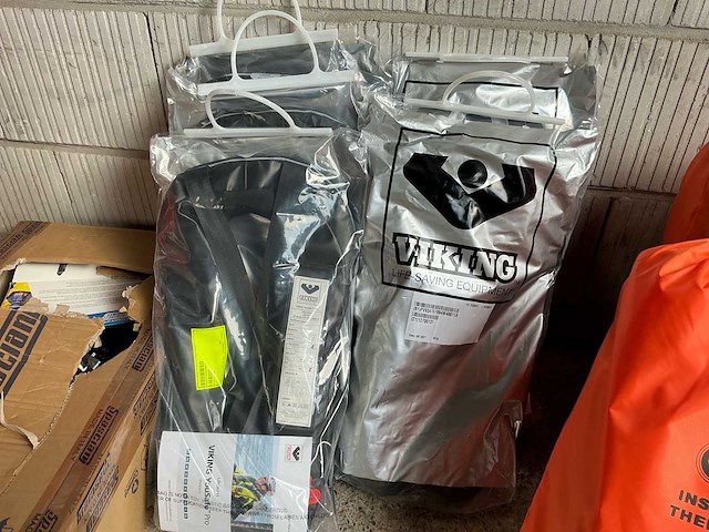 Viking solas reddingsvesten (6x) incl. spasciani ademluchtset en immersion suit (2x) - afbeelding 9 van  15