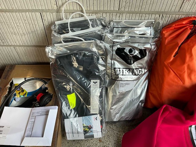 Viking solas reddingsvesten (6x) incl. spasciani ademluchtset en immersion suit (2x) - afbeelding 10 van  15