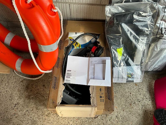 Viking solas reddingsvesten (6x) incl. spasciani ademluchtset en immersion suit (2x) - afbeelding 11 van  15