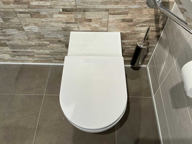 Villeroy & boch - vicare - wandcloset met toiletzitting - afbeelding 3 van  5