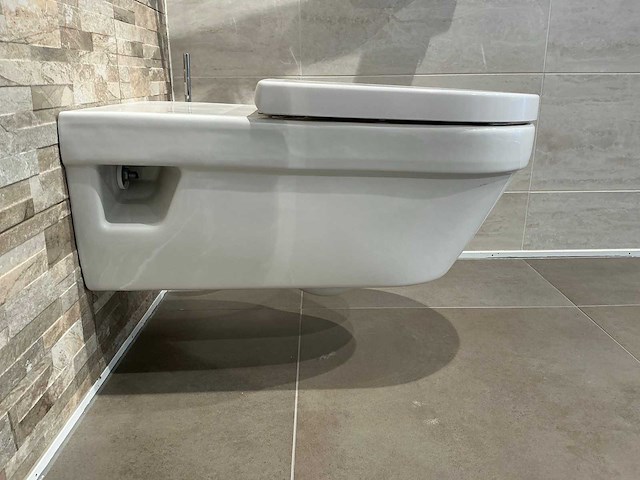 Villeroy & boch - vicare - wandcloset met toiletzitting - afbeelding 5 van  5