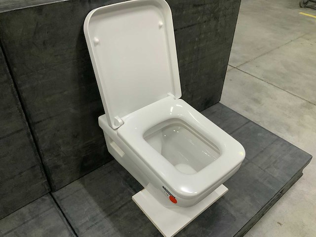 Villeroy & boch - wandcloset met toiletzitting - afbeelding 3 van  9