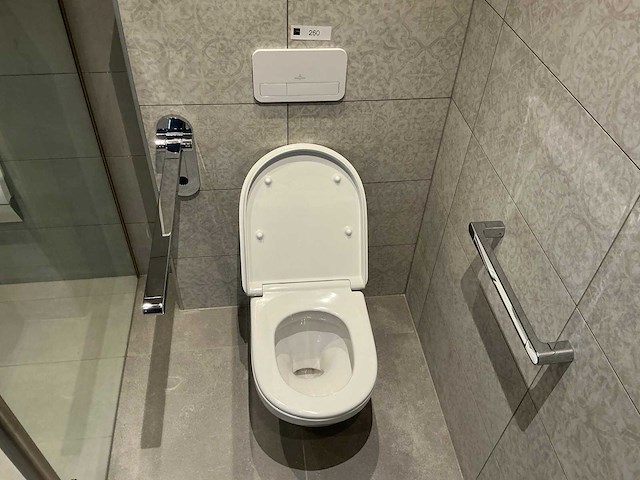 Villeroy & boch vicare vita mindervalide toiletopstelling - afbeelding 4 van  8