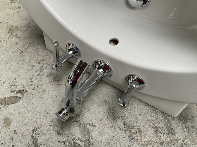 Villeroy & boch wastafel met axor starck kraan 69x56cm - afbeelding 2 van  5