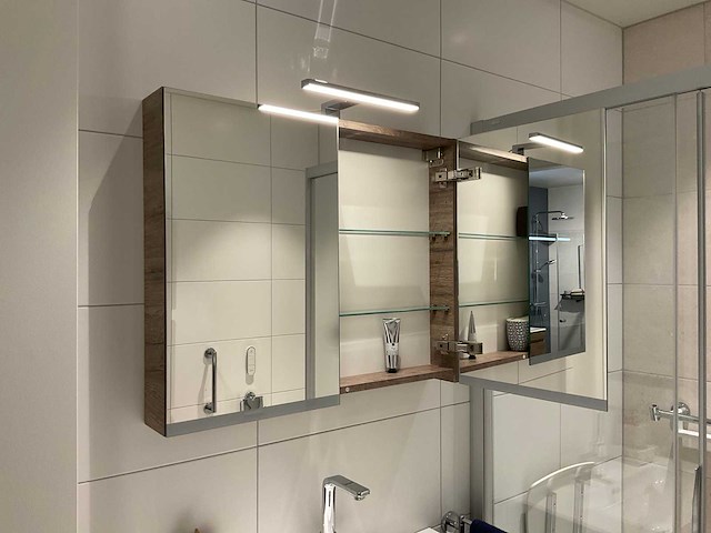 Villeroy&boch badmeubel met kraan en spiegelkast - afbeelding 2 van  13