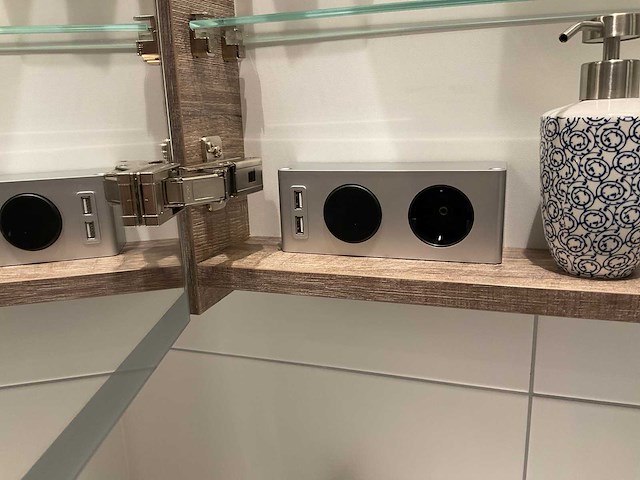 Villeroy&boch badmeubel met kraan en spiegelkast - afbeelding 4 van  13