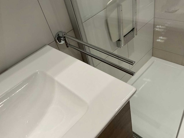 Villeroy&boch badmeubel met kraan en spiegelkast - afbeelding 5 van  13