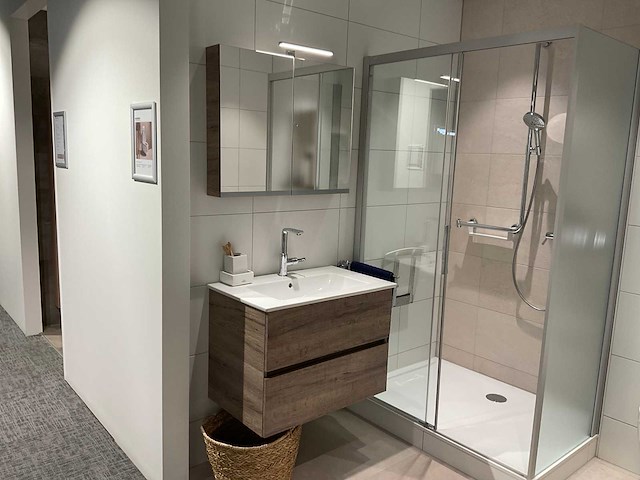 Villeroy&boch badmeubel met kraan en spiegelkast - afbeelding 1 van  13