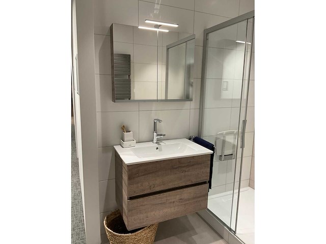 Villeroy&boch badmeubel met kraan en spiegelkast - afbeelding 6 van  13