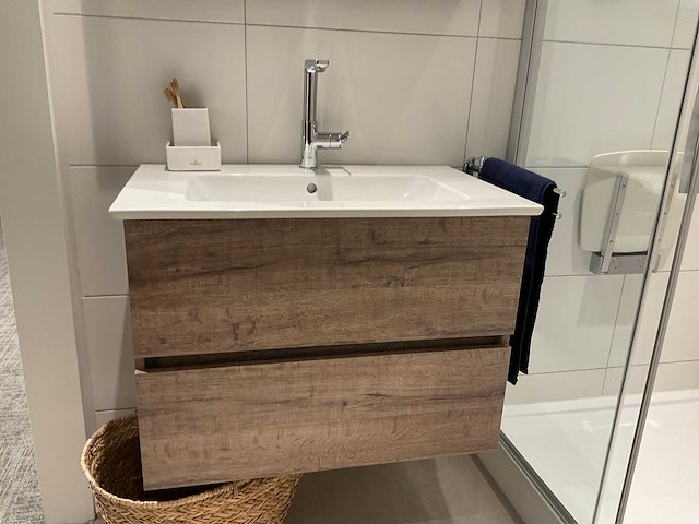 Villeroy&boch badmeubel met kraan en spiegelkast - afbeelding 8 van  13