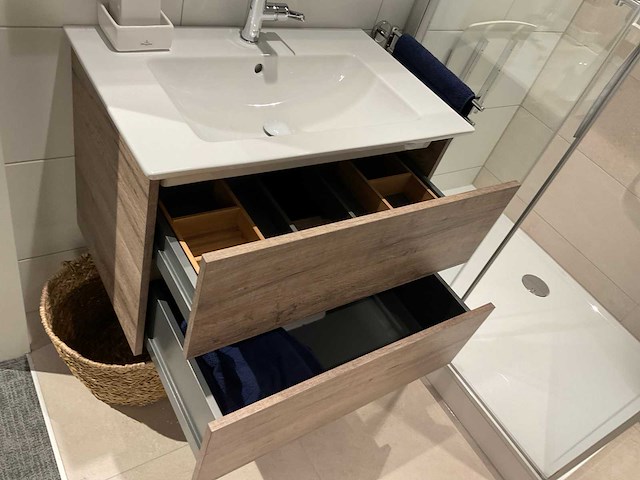 Villeroy&boch badmeubel met kraan en spiegelkast - afbeelding 9 van  13