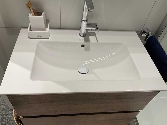 Villeroy&boch badmeubel met kraan en spiegelkast - afbeelding 10 van  13