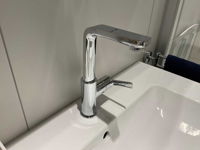 Villeroy&boch badmeubel met kraan en spiegelkast - afbeelding 11 van  13