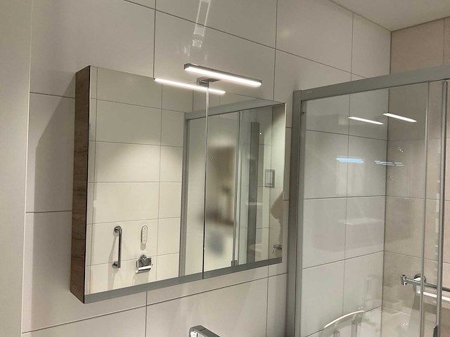 Villeroy&boch badmeubel met kraan en spiegelkast - afbeelding 12 van  13