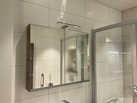 Villeroy&boch badmeubel met kraan en spiegelkast - afbeelding 13 van  13