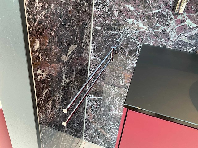 Villeroy&boch burgundy badmeubel met wandkasten en waskommen - afbeelding 5 van  16